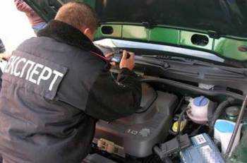 Осмотр страховщиком может быть произведен на СТО эксперт смотрит под капотом