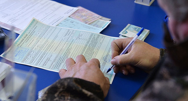 Мужчина подписывает