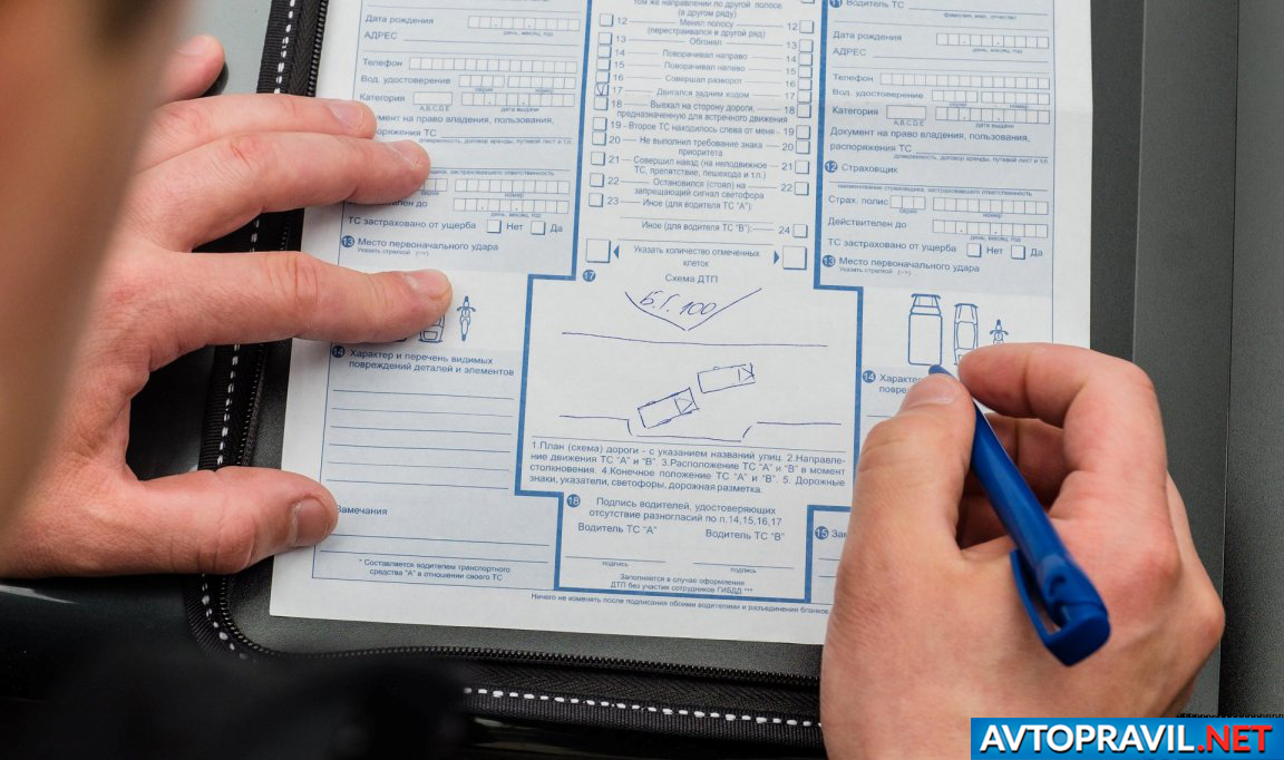 Мужская рука с ручкой над схемой ДТП в Евпропротоколе